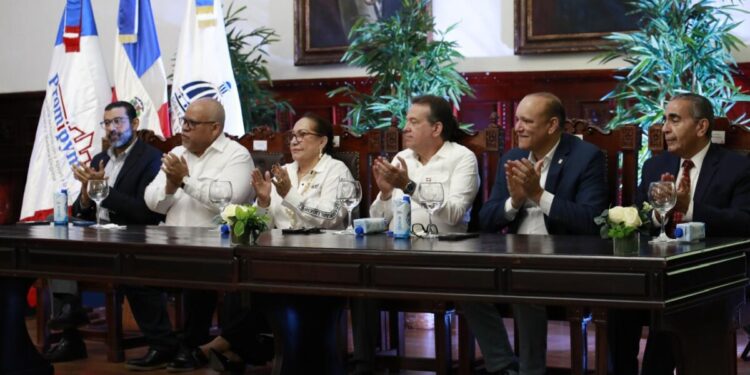 Promipyme entrega financiamiento a empresarios afectados por incendio en Santiago