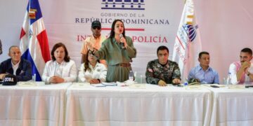 Ministra de Interior y Policía sostiene encuentro con habitantes de Cienfuegos en Santiago 