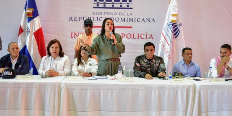 Ministra de Interior y Policía sostiene encuentro con habitantes de Cienfuegos en Santiago