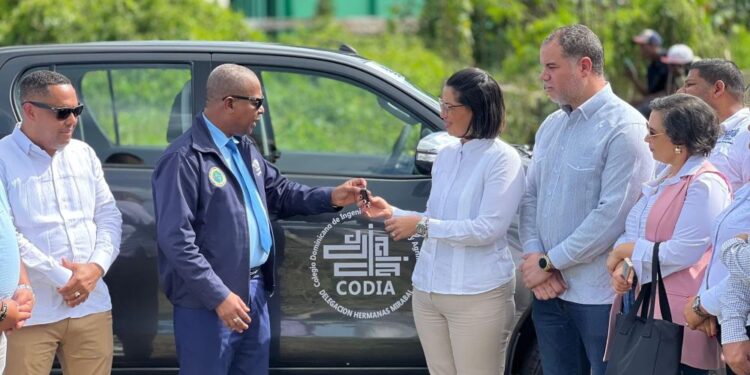 Presidente del CODIA entrega vehículo a Delegación Hermanas Mirabal para fortalecer labores en la provincia