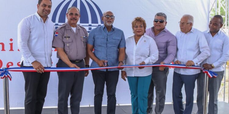 Gobernadora de Santo Domingo destaca lucha contra la delincuencia en inauguración de destacamento policial en La Ceiba.