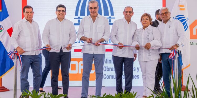 Presidente Luis Abinader encabeza entrega de calles asfaltadas en SDE cuya inversión supera los 600 millones