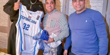 Ministro Kelvin Cruz y la súper estrella de la NBA Karl Anthony Town comparten en New York.