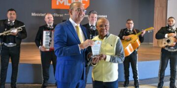 Entre abrazos lágrimas y tristeza empleados de Obras Públicas realizan acto de despedida a Deligne Ascención