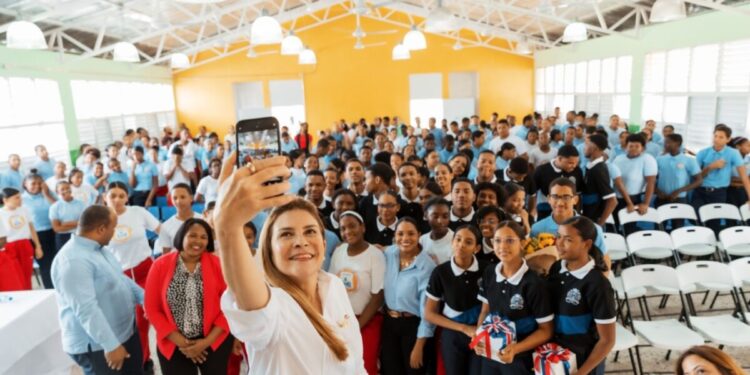 Carolina Mejía habla sobre responsabilidad ciudadana y reciclaje en liceo de Los Ríos