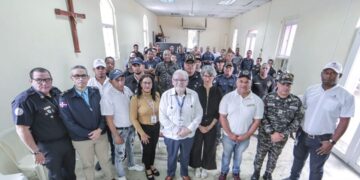 Interior y Policía instruye  bomberos de La Vega  sobre manejo de pirotécnicos y  químicos