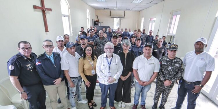 Interior y Policía instruye bomberos de La Vega sobre manejo de pirotécnicos y químicos