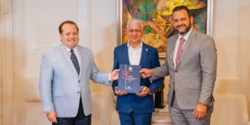 Ministro Paliza entrega memorias de gestión 2024 en el Congreso Nacional