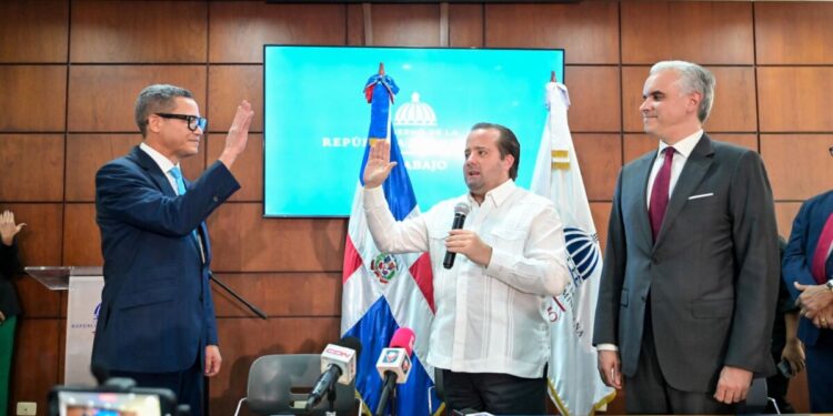 Ministro de la Presidencia juramenta a Eddy Olivares como Ministro de Trabajo