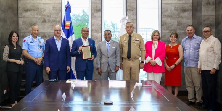 Comisión Aeroportuaria y DA reconocen a Deligne Ascención por respaldo al sector