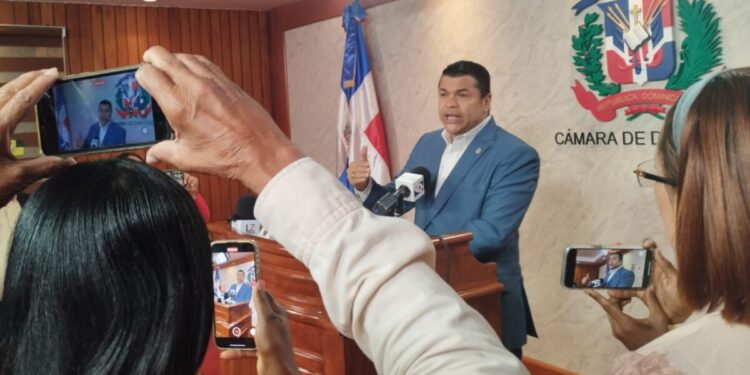 Diputado Tobías Crespo anuncio el sometimiento del proyecto de ley sobre inteligencia artificial: regulará sector fomentará su desarrollo y aplicará sanciones.