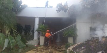Defensa Civil sofoca incendio repentino en hotel de Bayahibe