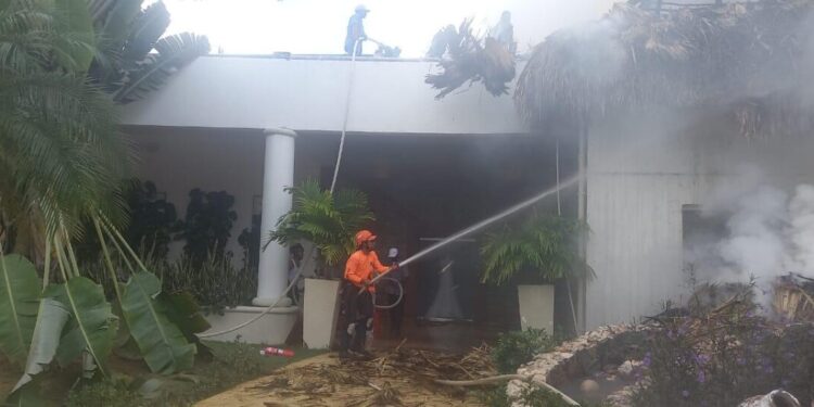 Defensa Civil sofoca incendio repentino en hotel de Bayahibe
