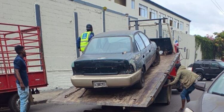 ADN recupera espacios públicos en Villa Juana y Ensanche La Fe; clausura taller, retira chatarras y compresores