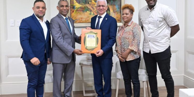 CIPREGRAL reconoce a Ricardo de los Santos por aportes a apertura a la prensa, méritos legislativos y contribuir en desarrollo de RD