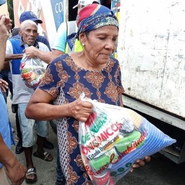 Comedores Económicos del Estado Dominicano realiza un amplio operativo de entrega de raciones crudas y cocidas en el sector de Capotillo