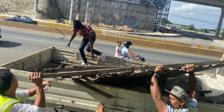 Alcaldía del DN recupera espacios públicos en el km 9 de la autopista Duarte