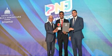 Ricardo de los Santos valora importancia de la juventud para el desarrollo de los pueblos  durante gala de Premios Nacional Juventud 2025