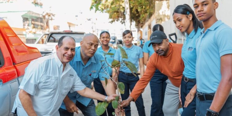 Alcaldía del DN y regidores plantan árboles junto a estudiantes en ensanche Luperón