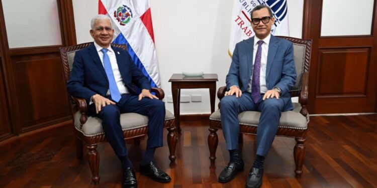 Ministro de Trabajo recibe visita del presidente del Senado, Ricardo De los Santos