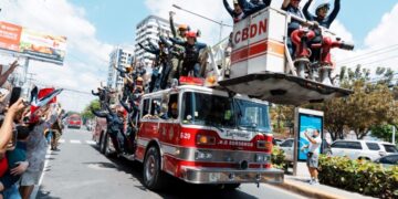 Cuerpo de Bomberos del DN celebra su 97 aniversario con graduación, misa y desfile de camiones