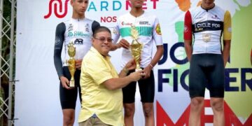 Camacho da banderazo de salida en Clásico de Ciclismo John Figueroa
