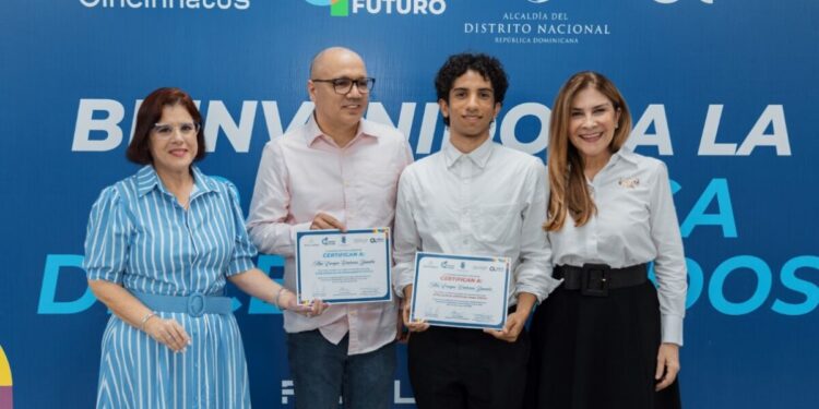 Alcaldía del DN, Altice y Cincinnatus entregan certificados a estudiantes del proyecto Futuro de Esperanza