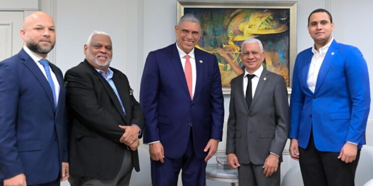 Presidente del Senado anuncia respaldo a proyectos en favor de la diáspora