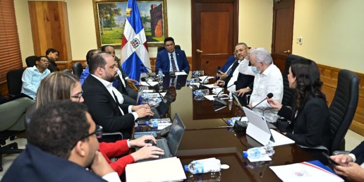 Comisión Especial que estudia modificaciones al Código de Trabajo escucha opiniones Defensor del Pueblo