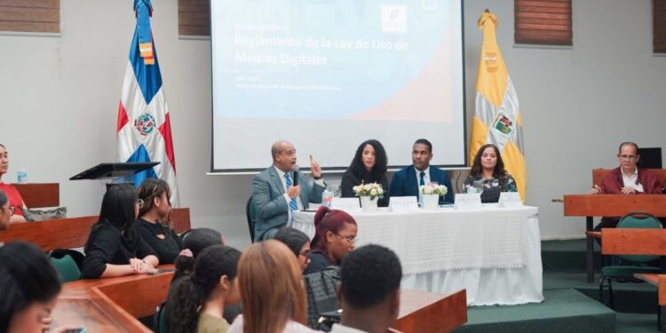 Jueces participan en diálogo sobre consulta al proyecto que modifica Reglamento de la ley de Uso de Medios Digitales