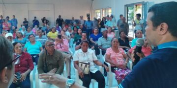 Tobías Crespo inicia entrega de documento para agilizar obtención títulos de propiedad en proyectos habitacionales del Estado