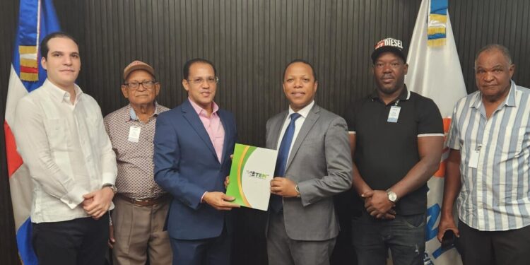 Fenacho entrega a Intrant proyecto sobre electromovilidad para inserción de autobuses eléctricos en corredores del Gran Santo Domingo