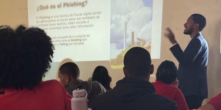 Adolescentes aprenden a detectar fraudes digitales y proteger su identidad en internet