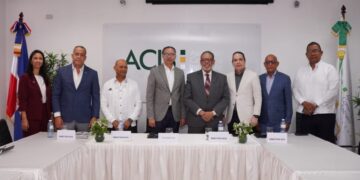 Modesto Guzmán se reúne con comerciantes e industriales de Santiago