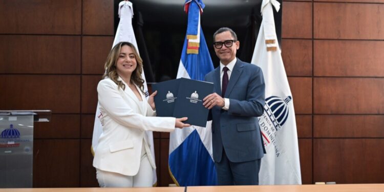 Ministerio de Trabajo y Supérate firman convenio que beneficiará a 35 mil jóvenes vulnerables