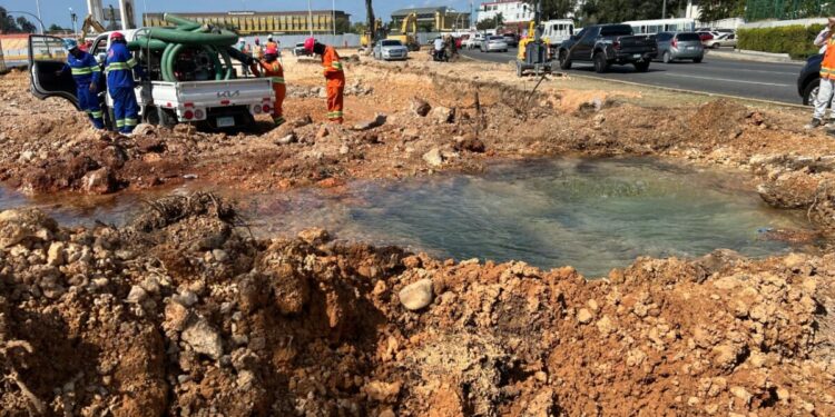 La CAASD trabaja para solucionar avería en la Luperón