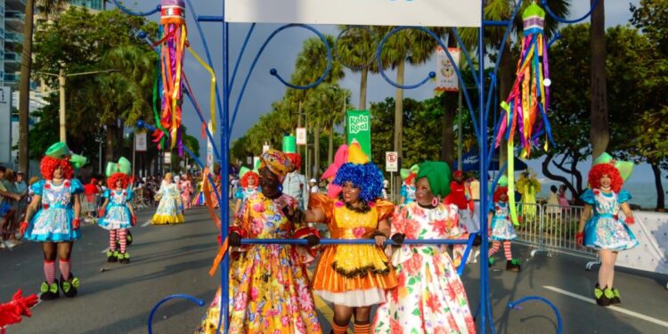 Ulises Rodríguez felicita comparsa de Santiago ganadora del Desfile Nacional de Carnaval 2025