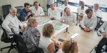 Wellington Arnaud muestra a embajadores y ministros proyecto de saneamiento del arroyo Gurabo en Santiago