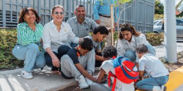 Carolina Mejía continúa Plan de Arbolado Urbano con plantación de árboles endémicos