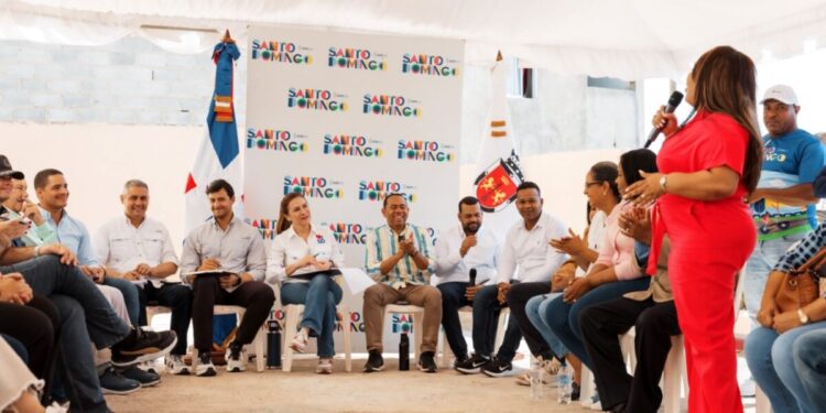 Carolina Mejía escucha y lleva soluciones a los comunitarios de Los Peralejos