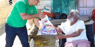 Comedores Económicos del Estado (CEED) realiza amplio operativo de entrega de kits de raciones crudas en Azua y Barahona
