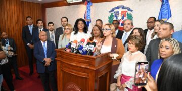 Diputada Soraya Suárez recibe proyecto de Código Penal respaldado por sociedad civil y un grupo de legisladores de diferentes partidos políticos