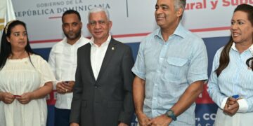 Senador de la provincia Sanchez Ramirez, Ricardo de los Santos saluda entrega de electrificación en Fantino, Cotuí