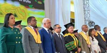 Ricardo de los Santos asiste a graduación ordinaria de UTECO