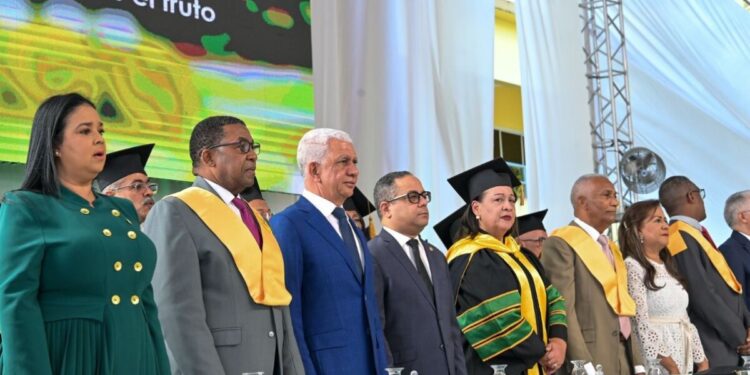 Ricardo de los Santos asiste a graduación ordinaria de UTECO