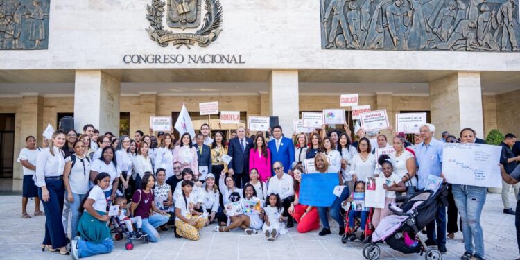 Senado recibe anteproyecto de ley para la atención integral de la salud de personas que padecen enfermedades raras