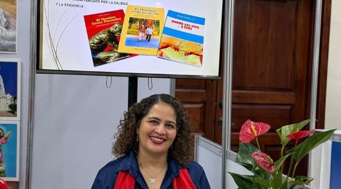 Zahira Maxwell presenta su nuevo libro en la XXXII Feria del Libro Católico