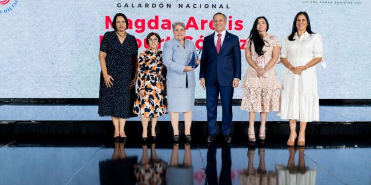 Entregan premio a la mujer del Poder Judicial a 25 juezas y servidoras judiciales