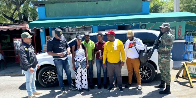 Conductor abandona jeepeta con 19 indocumentados al huir de persecución militar