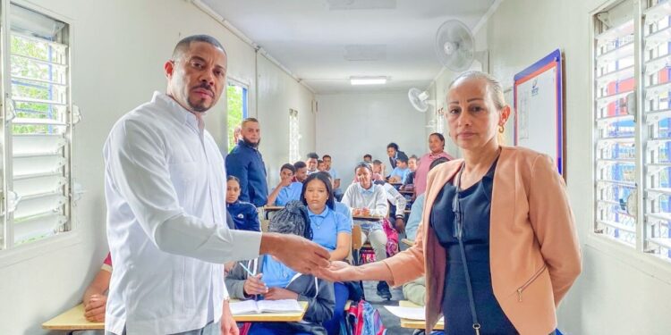 Estudiantes de Liceo Isidro Antonio Estévez en Blanco Arriba reciben con entusiasmo talleres móviles del INFOTEP